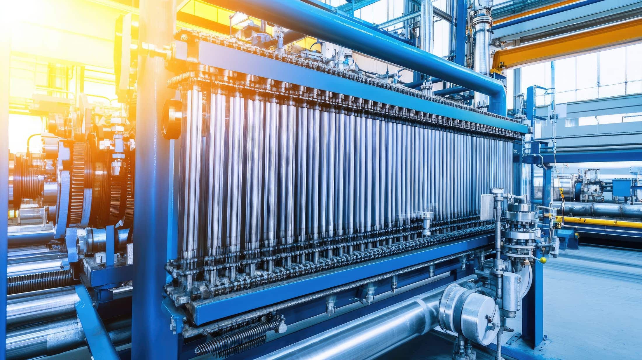 Große industrielle Filterpresse mit Filterplattenpaket in einer Prozesshalle