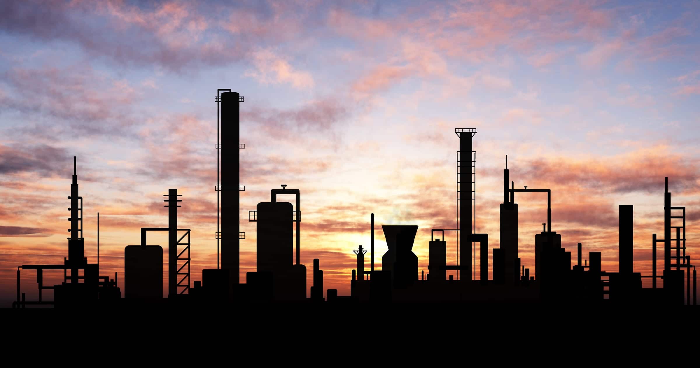 Silhouette einer Raffinerie- und Prozessanlage im Abendrot