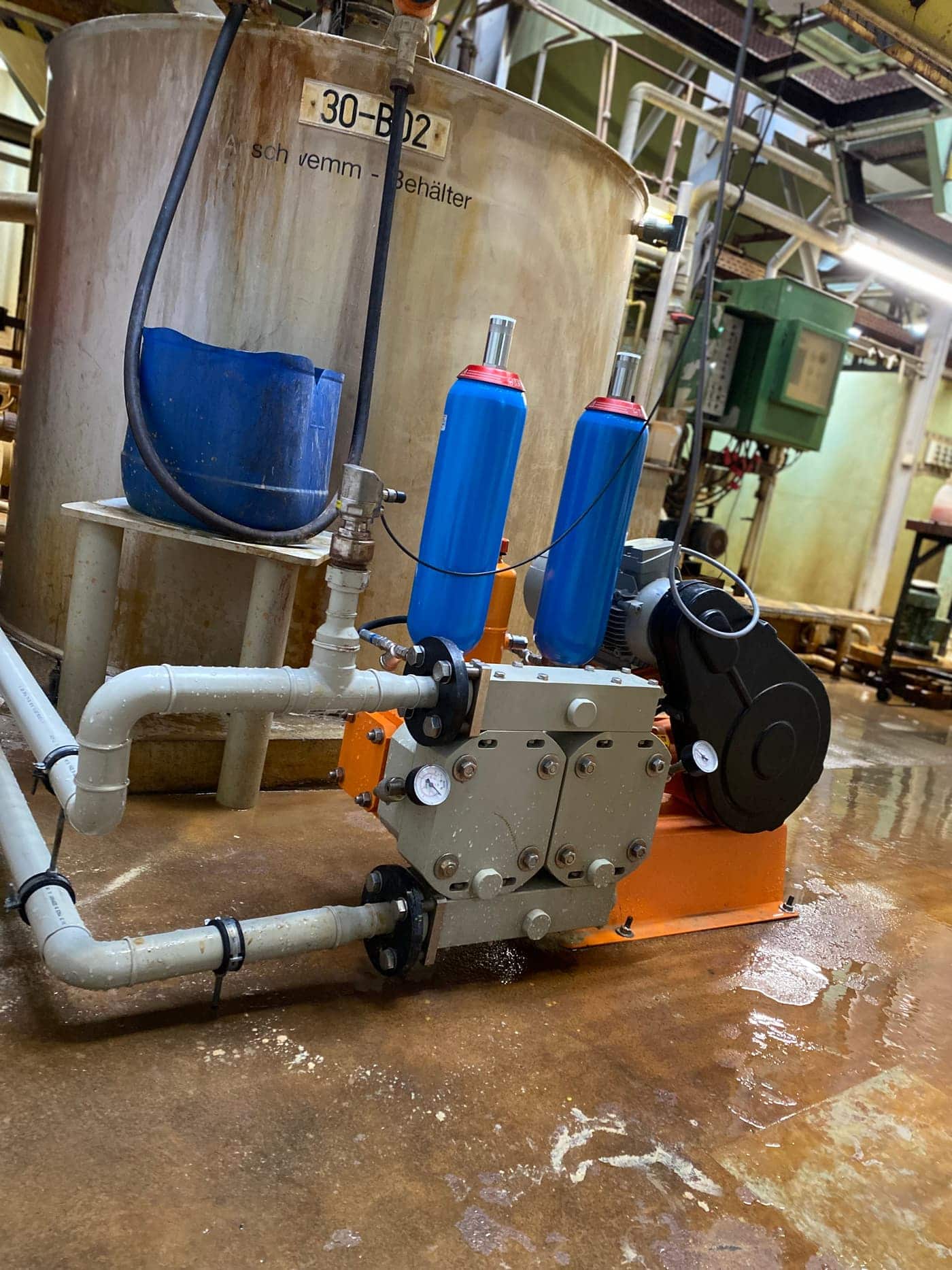 Die Model TP32 neben dem Anschwemmbehälter der Filterpresse