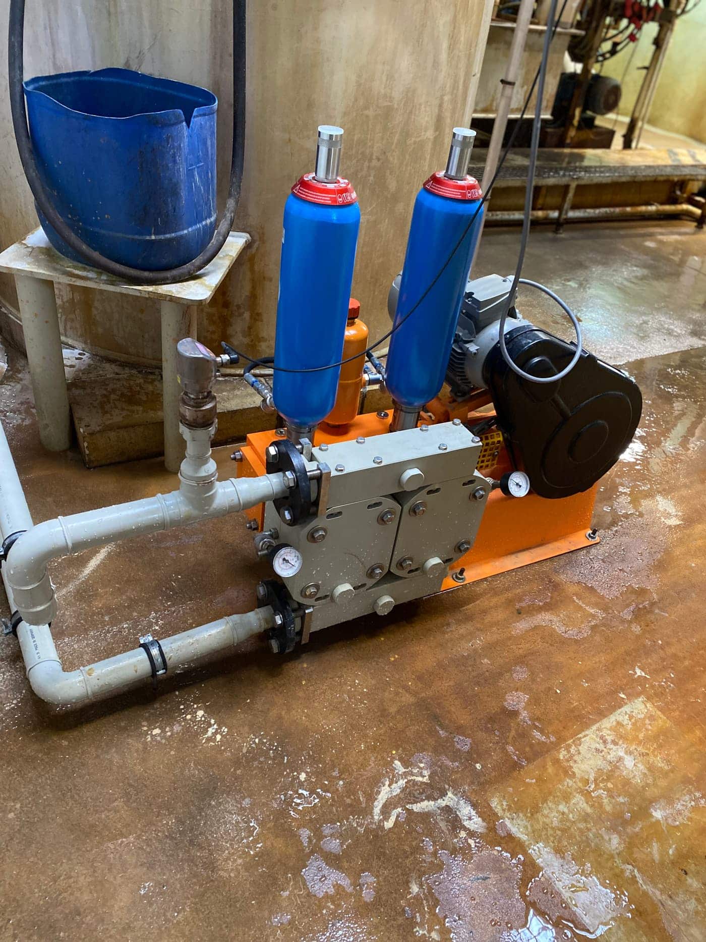 Seitliche Ansicht der Pumpe mit Pumpenkopf und Druckwindkesseln