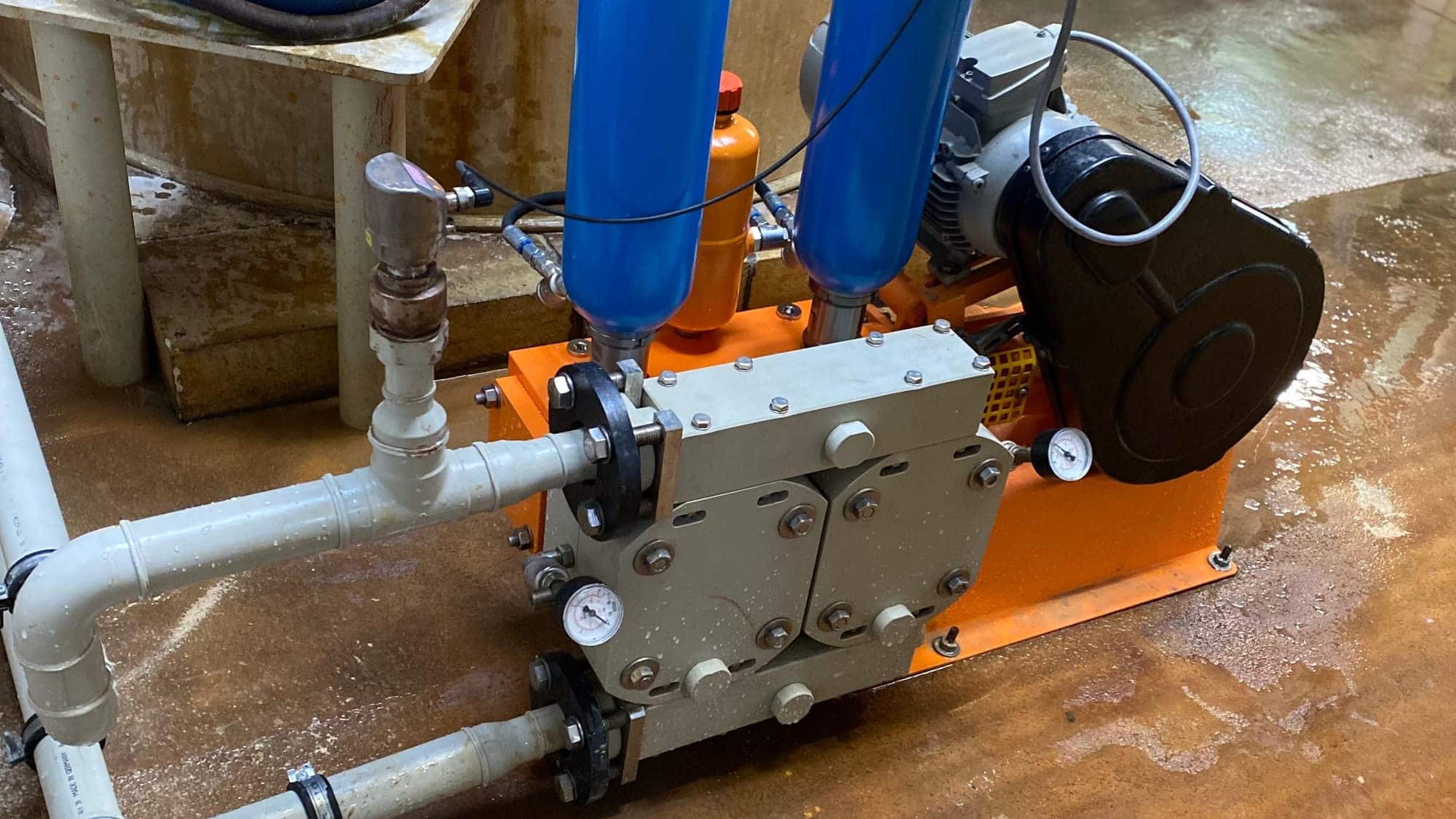 HODD Model TP32 mit Druckwindkesseln an der Filterpressenbeschickung einer Verzinnungsanlage