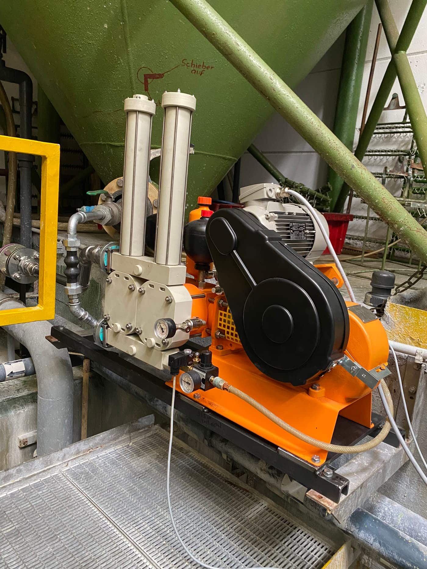 Die Model FP20 unterhalb des Schlammbehälters, Ansicht von vorn