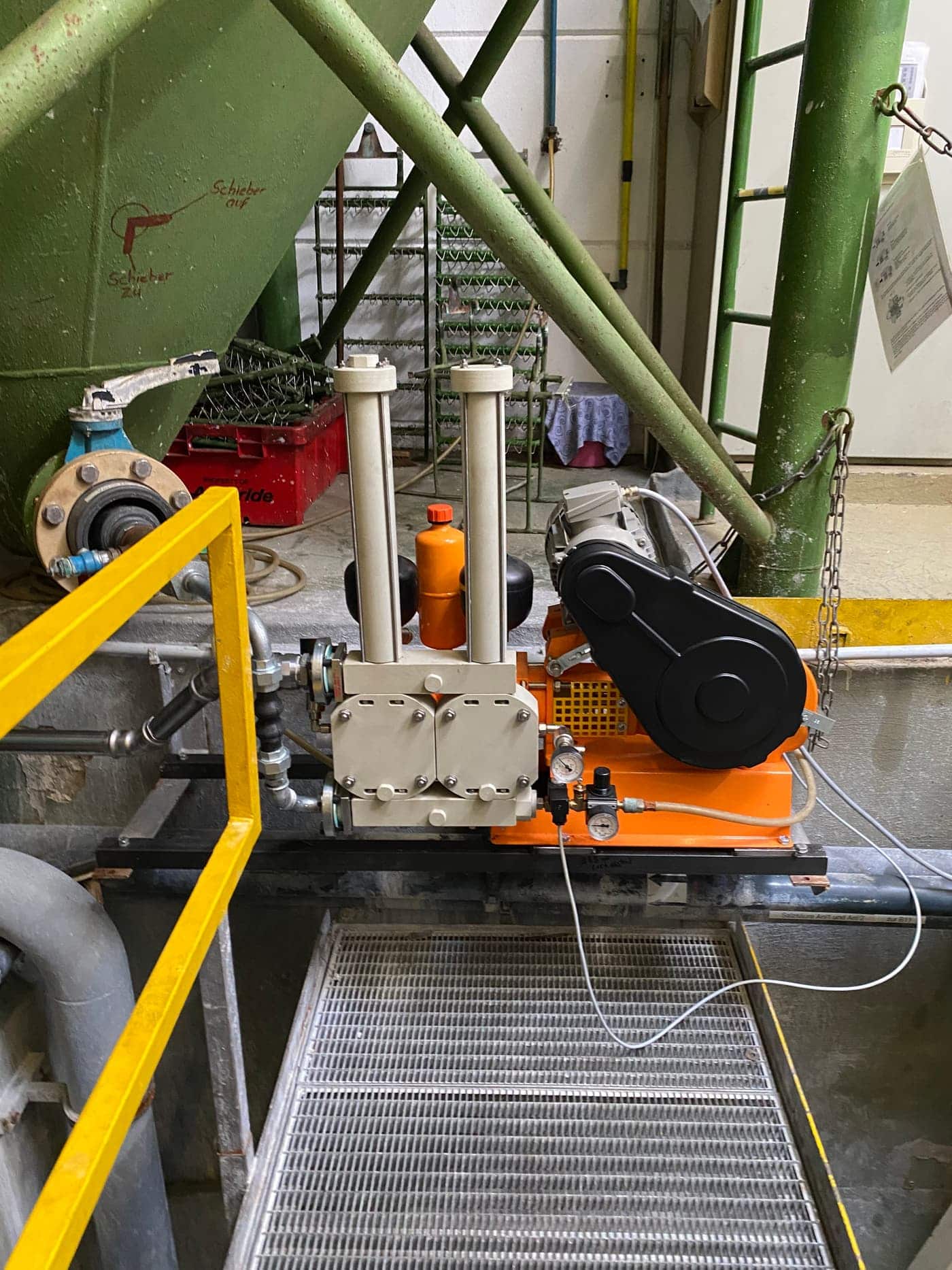 Seitliche Ansicht der Pumpe mit Pulsationsdämpfern und Antrieb