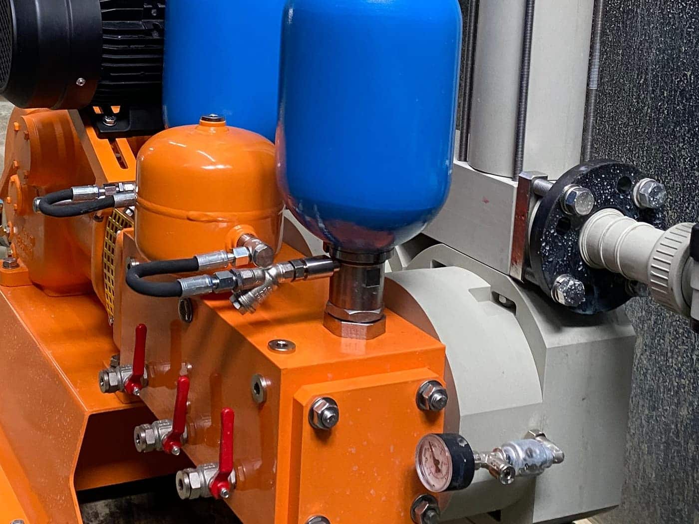 Pumpenkopf und Ventilarmaturen aus der Nähe