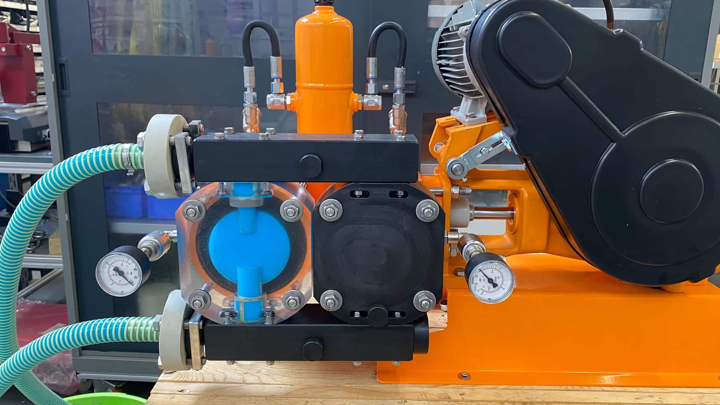 HODD Model TP32 mit durchsichtigem Pumpenkopf im HODD-Technikum, im Kopf steht die blau eingefärbte Versuchssuspension