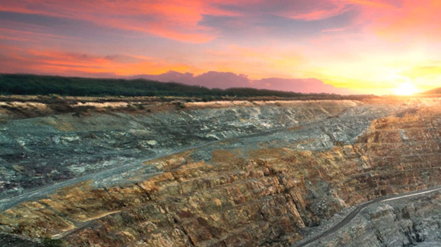 Tagebau bei Sonnenuntergang — Bergbau und Mineralaufbereitung