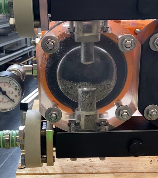 Am unteren Rückschlagventil des Pumpenkopfs haben sich Feststoffe angesammelt
